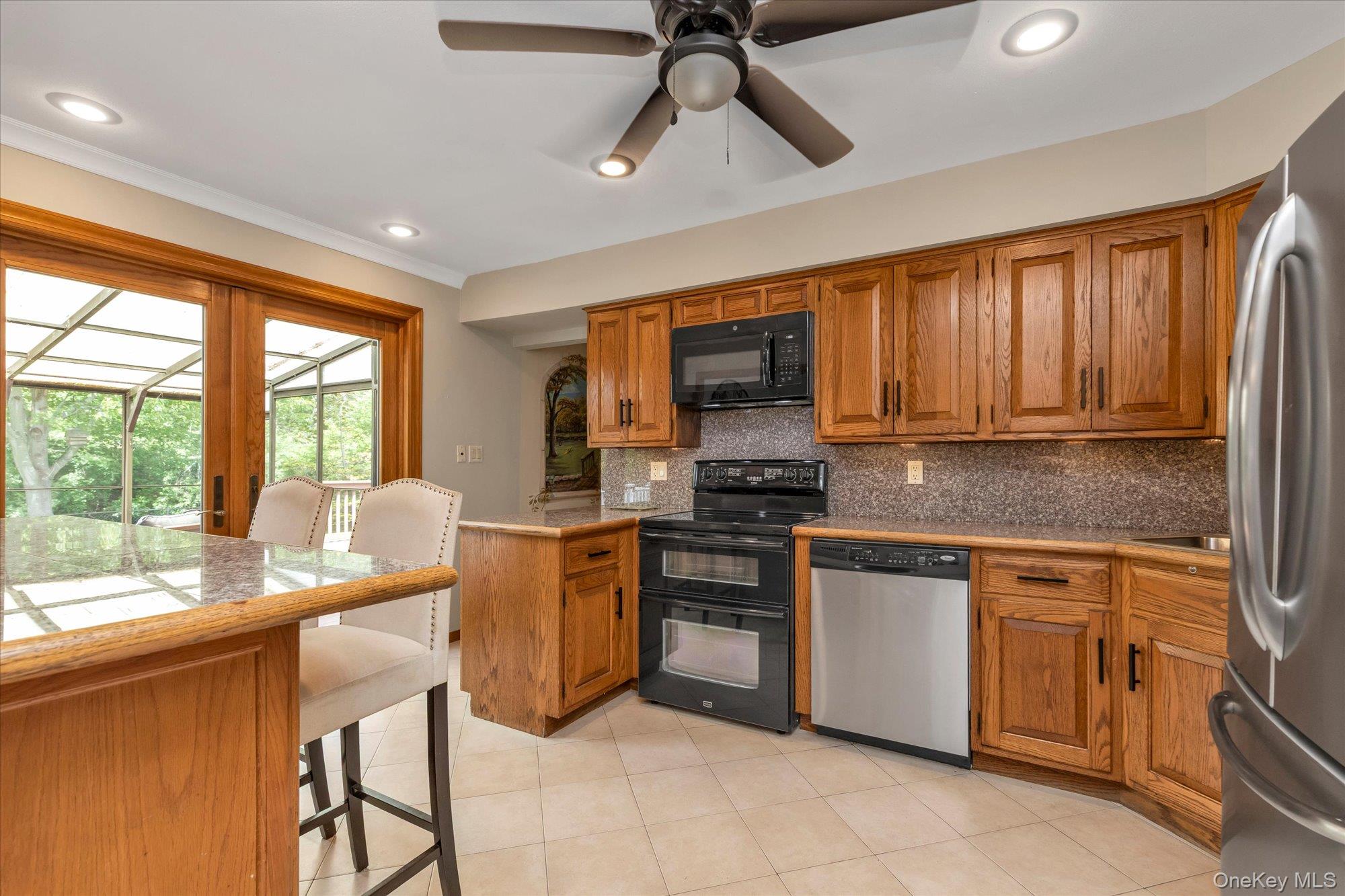 7 Freedom Court Babylon, NY 11702 - Photo 4 of 29