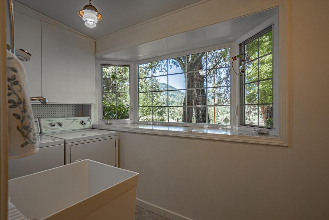 2692 Pioneer Road Medford, OR 97501 - Photo 49 of 66 Laundry with Sink