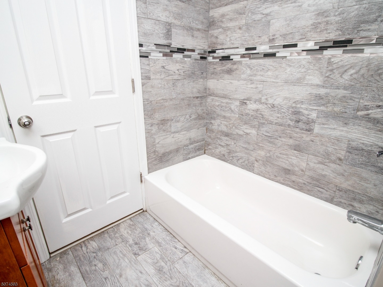 52 New Street, Unit A Montclair, NJ 07042 - Photo 5 of 18 a bathroom with a bathtub and shower