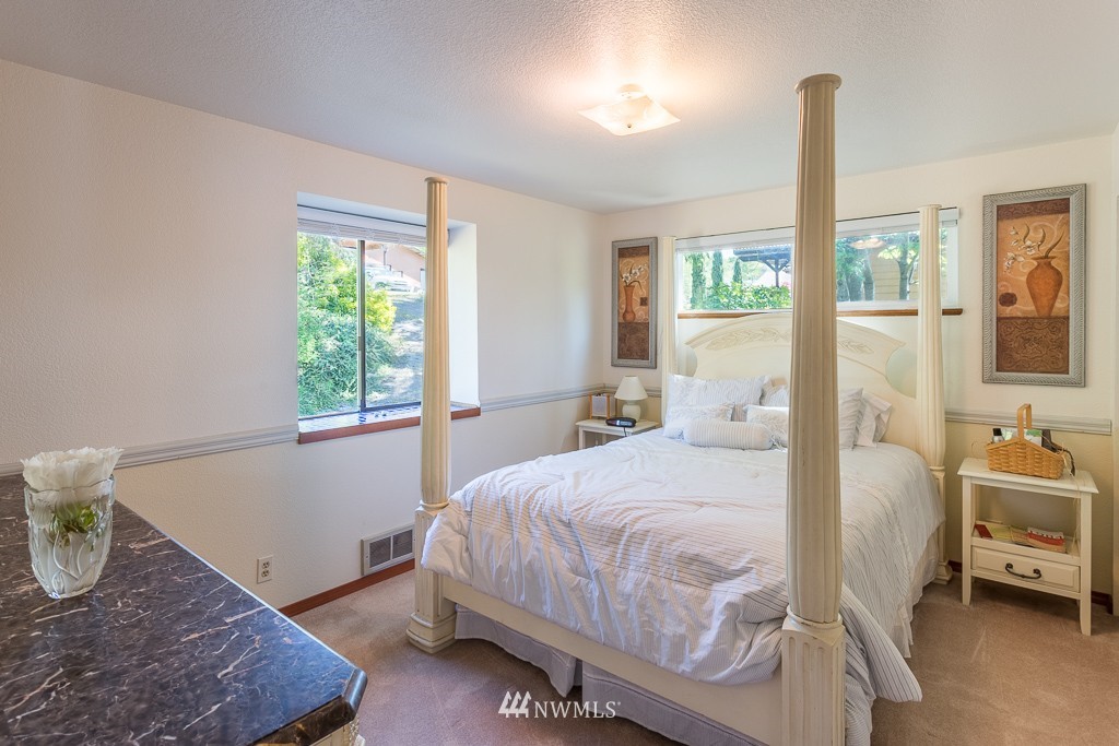 18398 Southwest View Road Mount Vernon, WA 98274 - Photo 11 of 19 Gallery Image 11