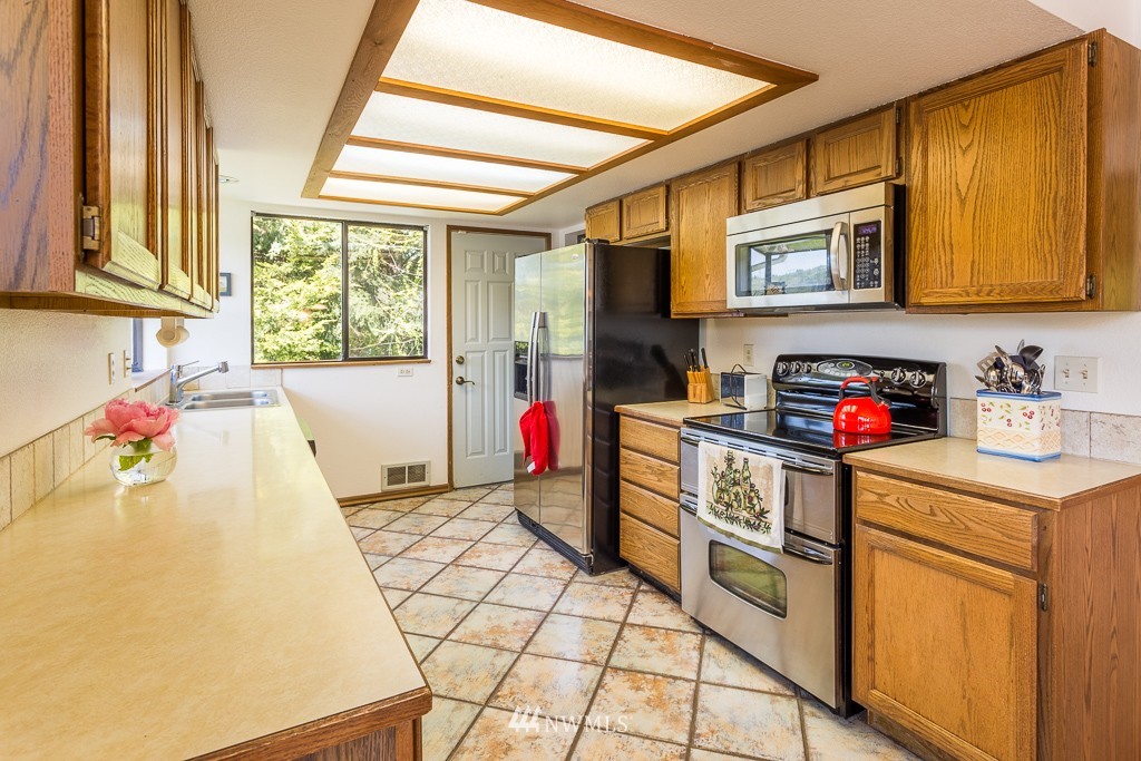 18398 Southwest View Road Mount Vernon, WA 98274 - Photo 10 of 19 Gallery Image 10
