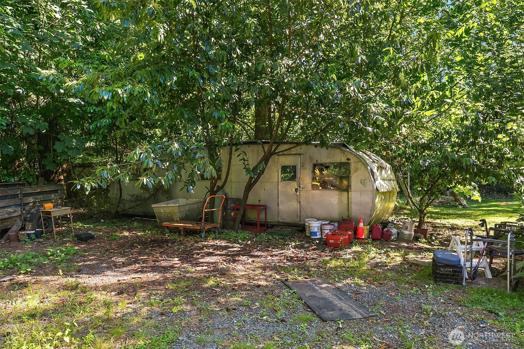 44641 Southeast 71st Street Snoqualmie, WA 98065 - Photo 4 of 7 a backyard of a house with table and chairs