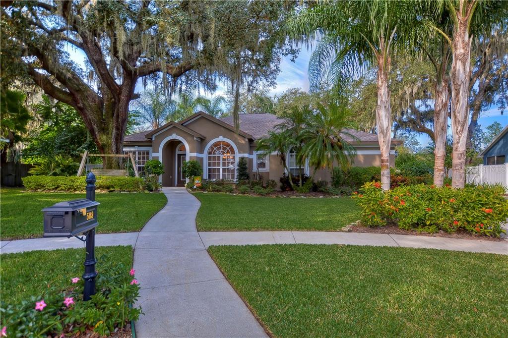 Have you been on the hunt for the PERFECT family home in Valrico? Look NO FURTHER!