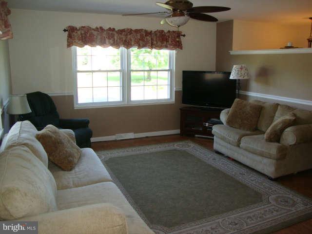 3311 Dublin Manor Road Street, MD 21154 - Photo 9 of 30 Bright and sunny Living Room
