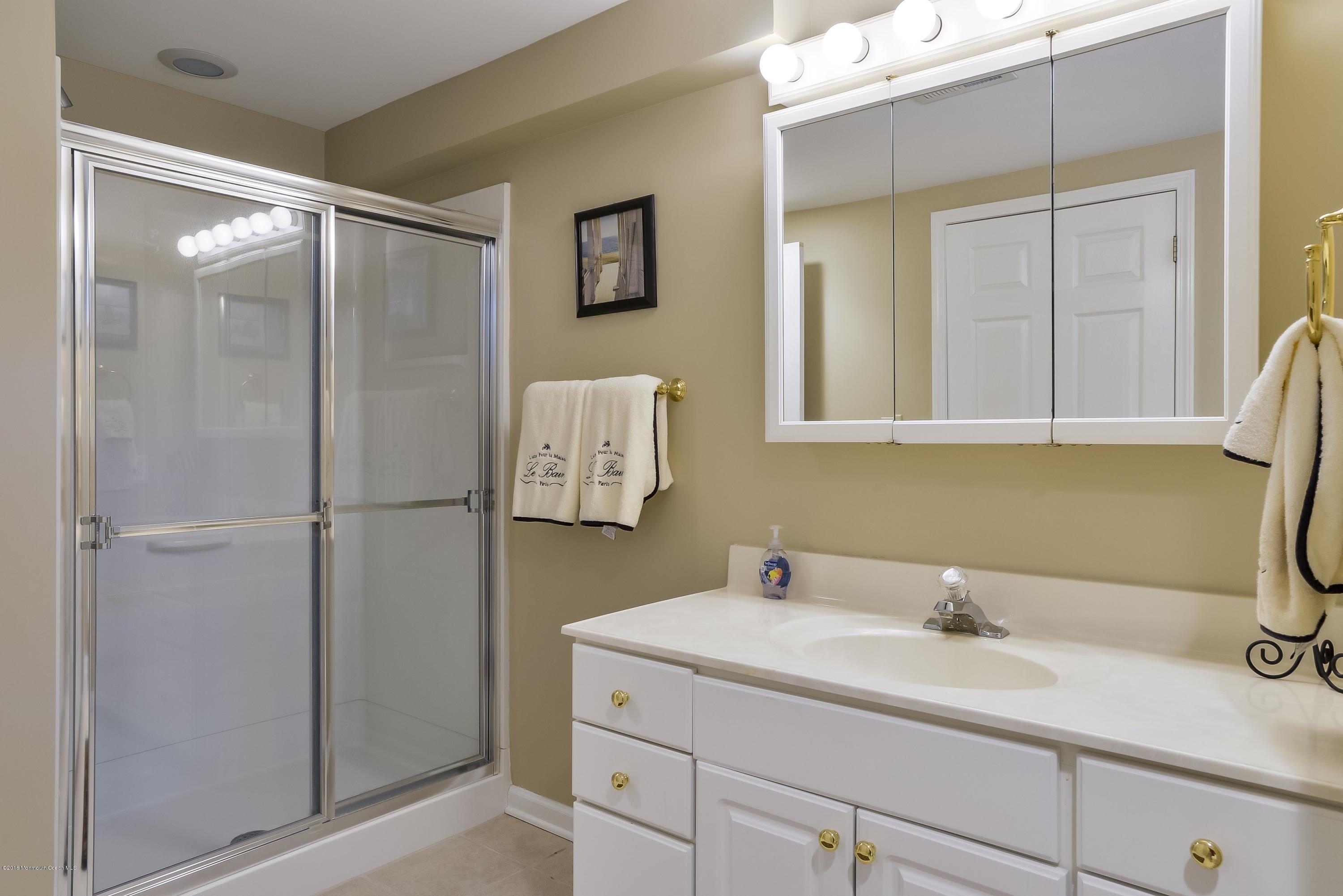 29 Woodhollow Road Colts Neck, NJ 07722 - Photo 23 of 27 023_Full Bath