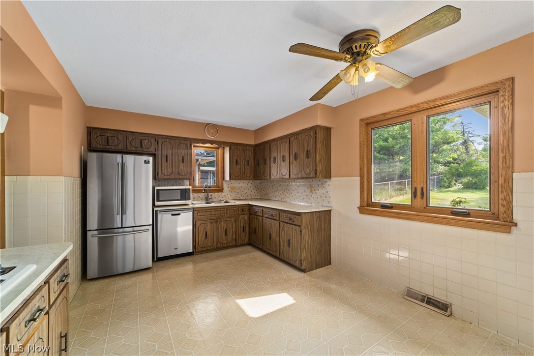 7627 Roeper Road Parma, OH 44134 - Photo 8 of 29