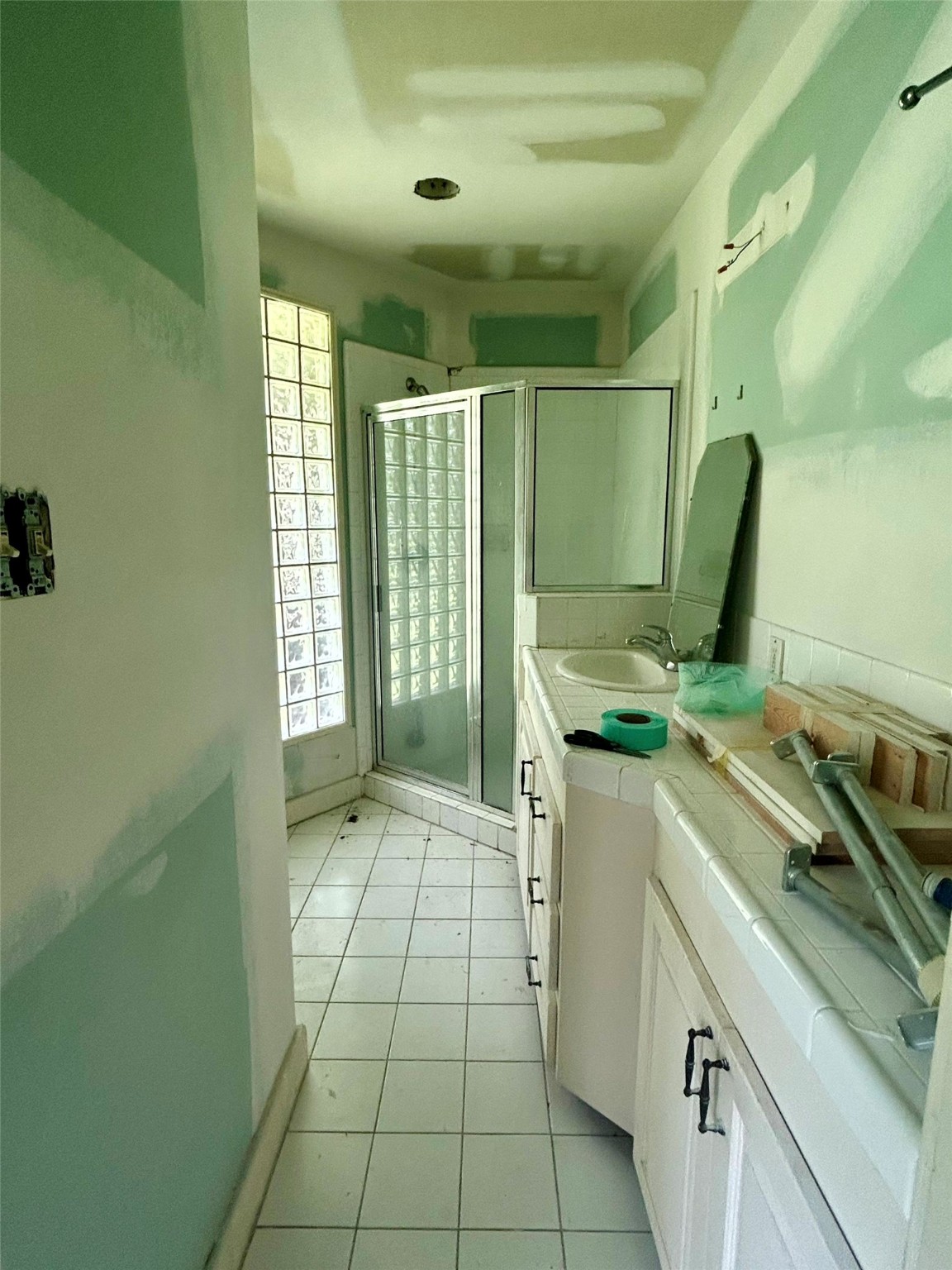 877 County Road 6474 Dayton, TX 77535 - Photo 20 of 27 a room with a washing machine and sink