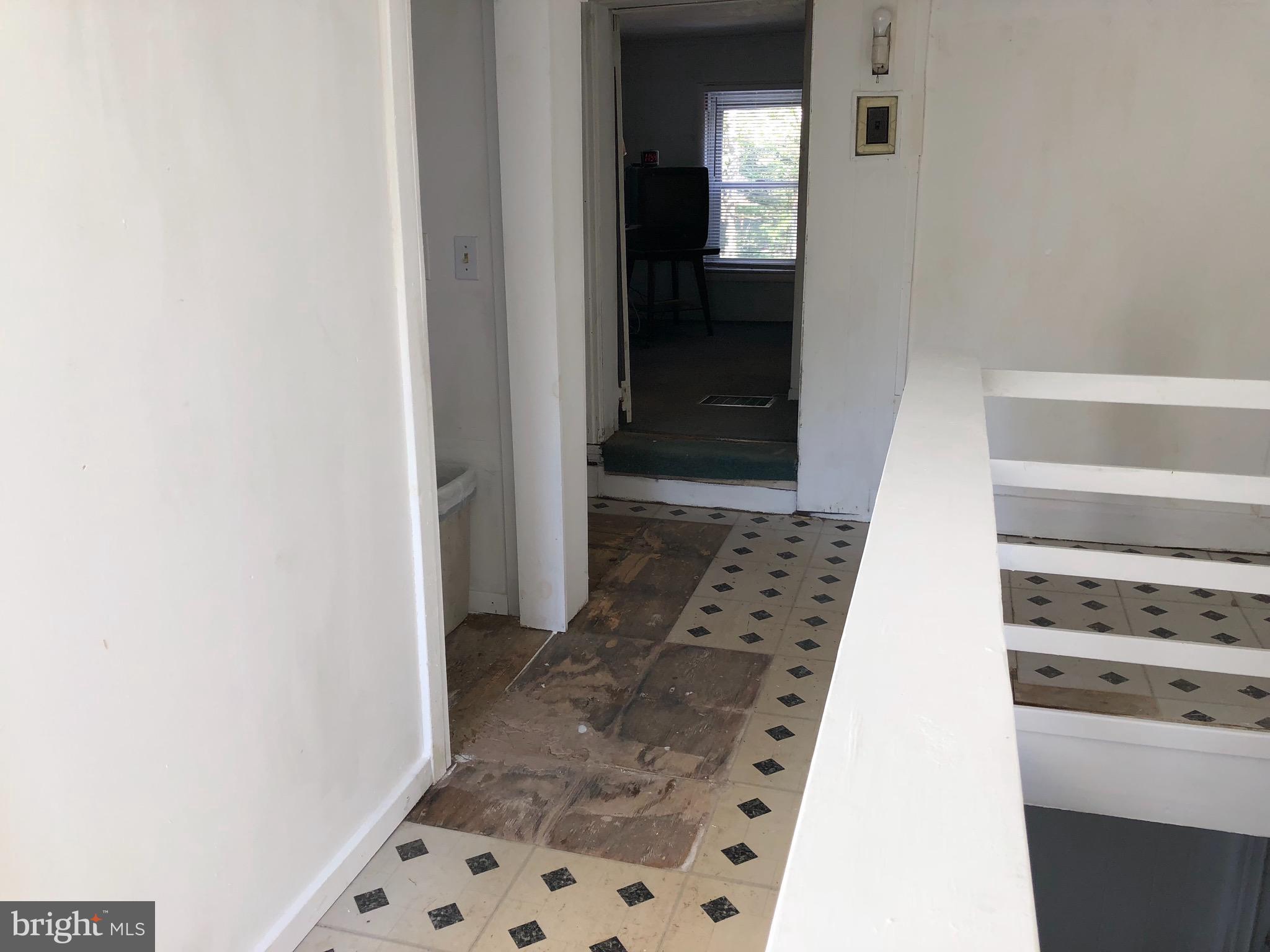 15445 Dellinger Road Williamsport, MD 21795 - Photo 11 of 27 Upper hallway