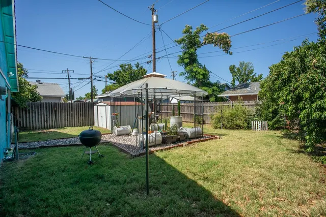 a view of a house with backyard and garden