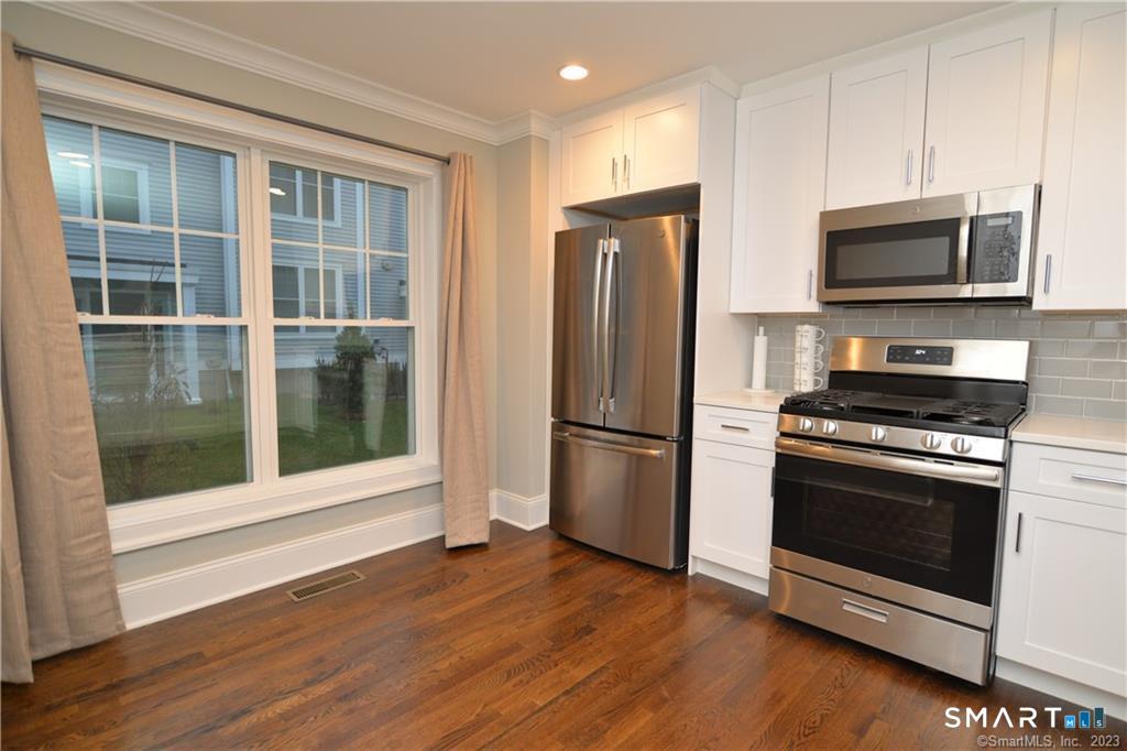 115-71 Colonial Road Stamford, CT 06906 - Photo 8 of 29