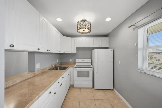 $96,000 | 130 Northeast 26th Avenue, Unit 4090, Boynton Beach, FL 33435