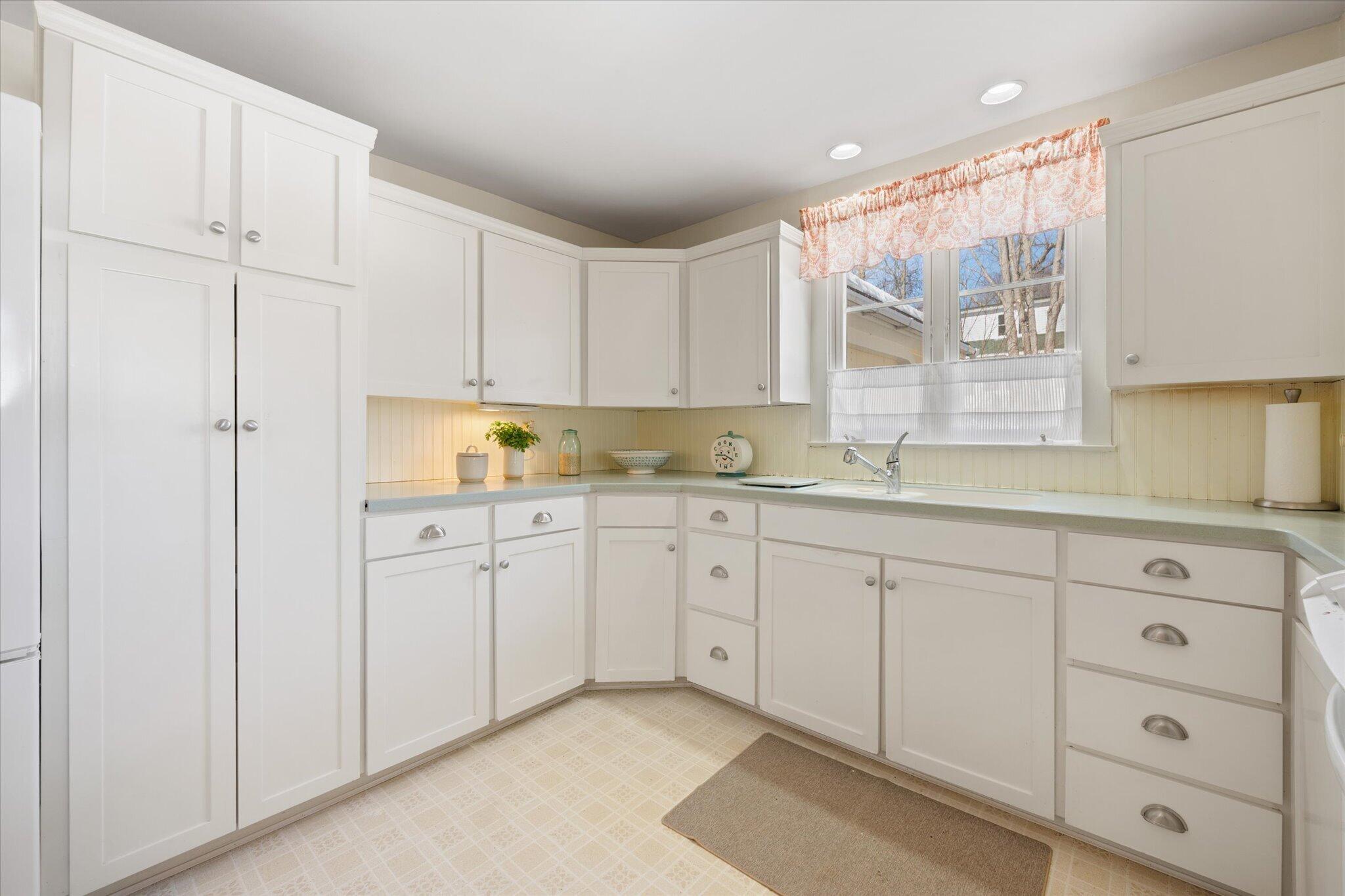 14 Oak Street Bucksport, ME 04416 - Photo 15 of 58 06-Kitchen