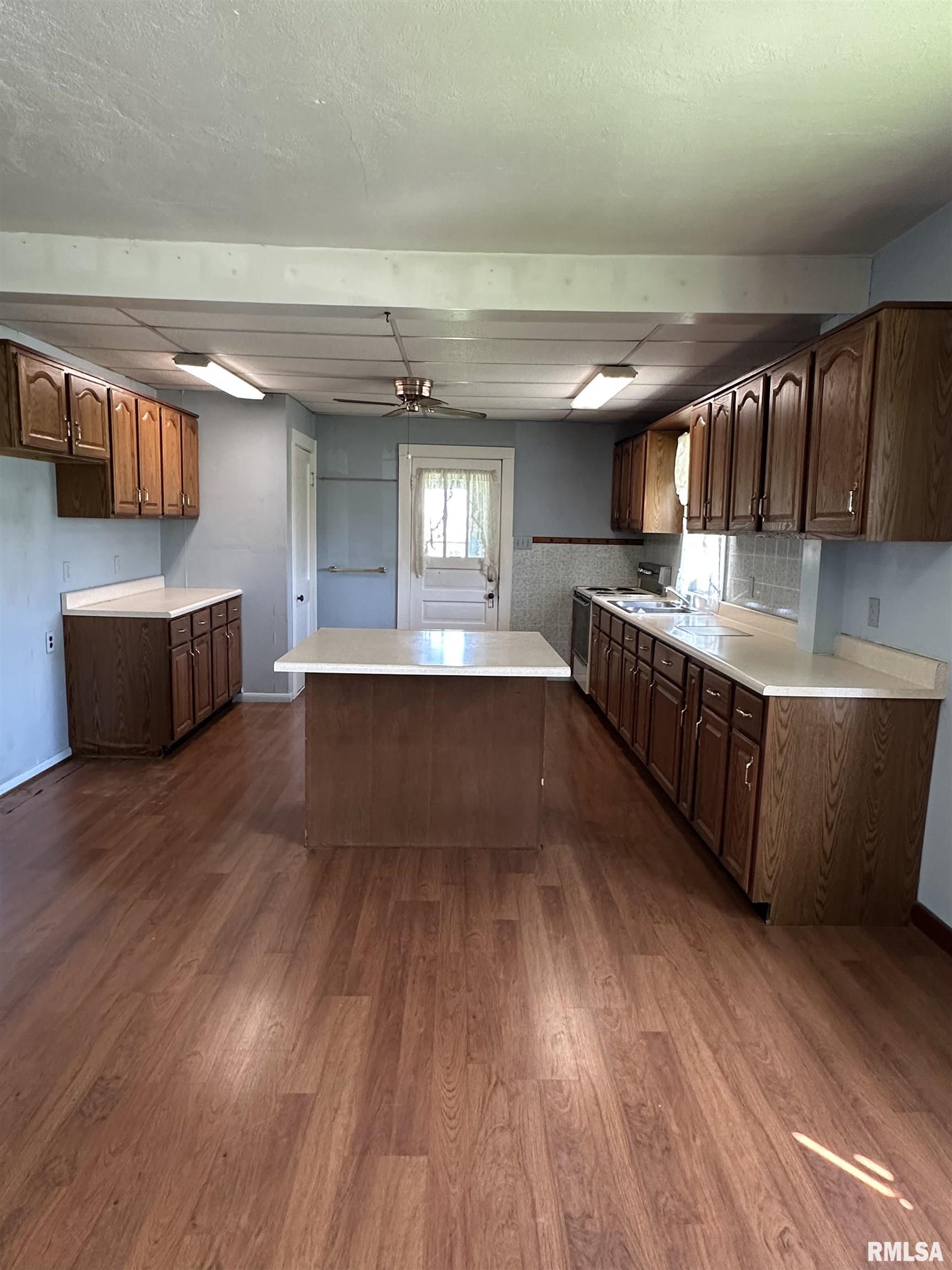 14765 North Dickson Mounds Road Lewistown, IL 61542 - Photo 8 of 15