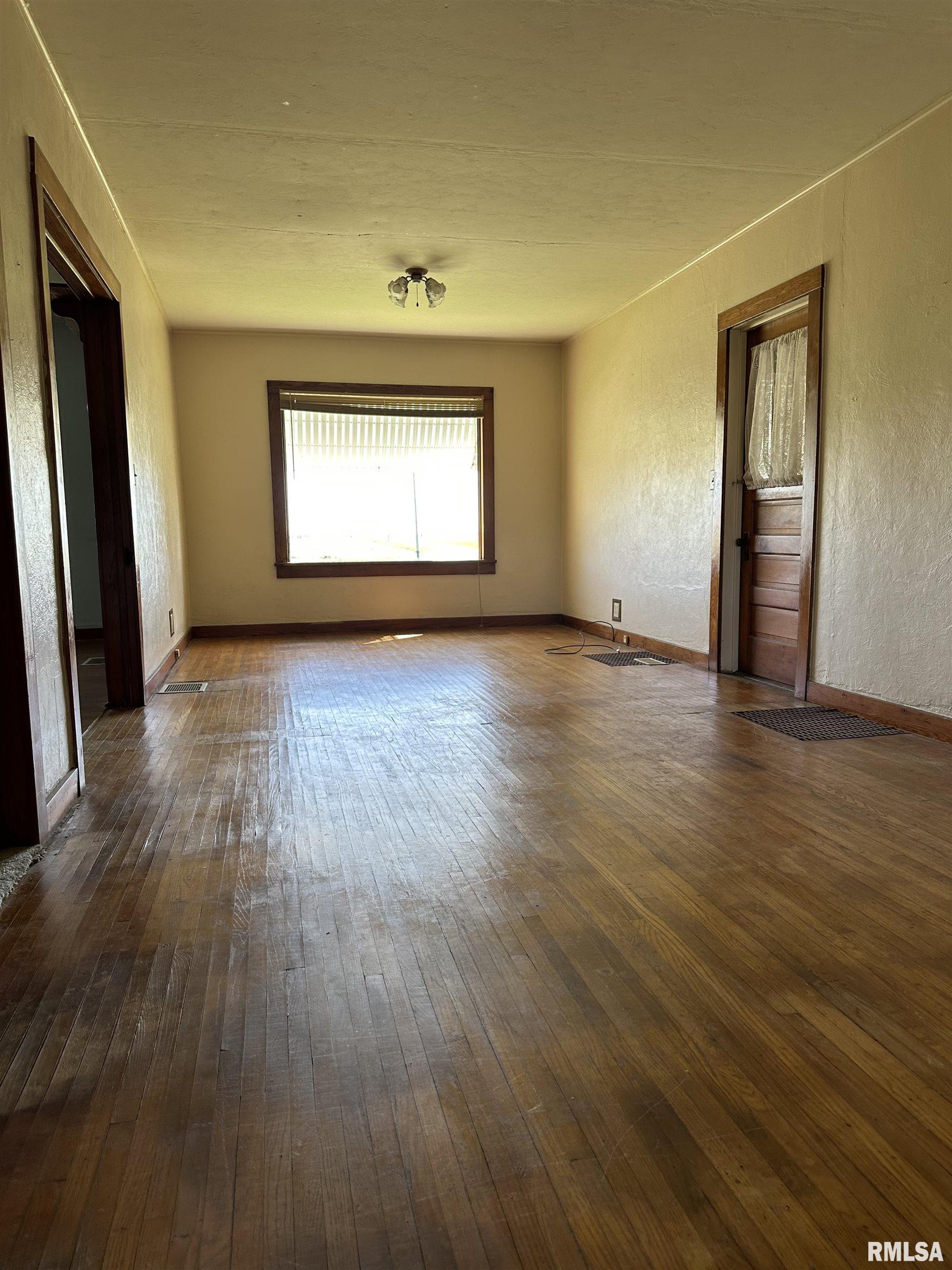 14765 North Dickson Mounds Road Lewistown, IL 61542 - Photo 9 of 15