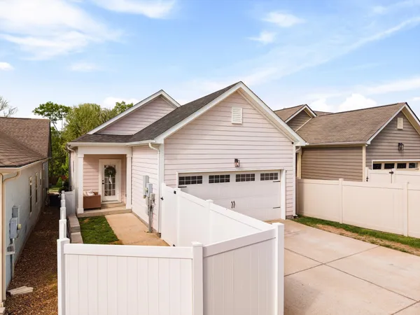 a view of a back yard of the house