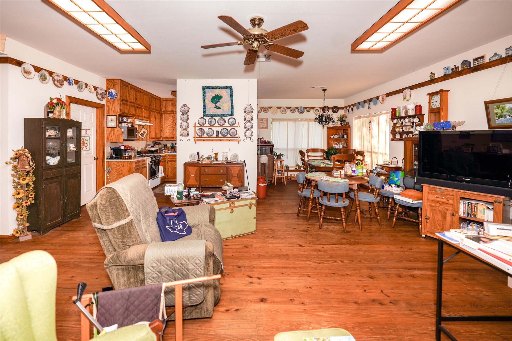 148 Lake Falls Road Huntsville, TX 77320 - Photo 8 of 14 Living Room