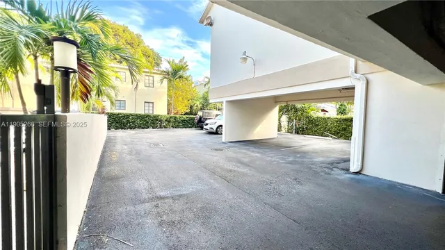 $2,000 | 234 Antiquera Avenue, Unit 12, Coral Gables, FL 33134