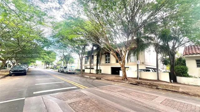 $2,000 | 234 Antiquera Avenue, Unit 12, Coral Gables, FL 33134