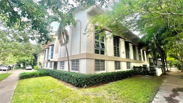 $2,000 | 234 Antiquera Avenue, Unit 12, Coral Gables, FL 33134