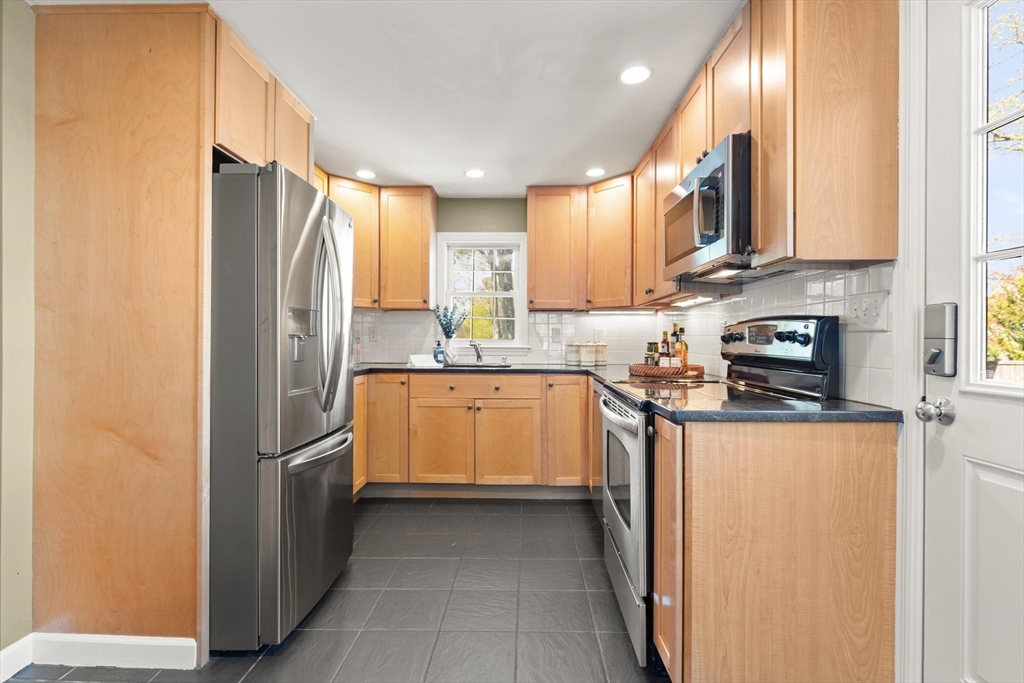 82 Orange Street Reading, MA 01867 - Photo 17 of 32