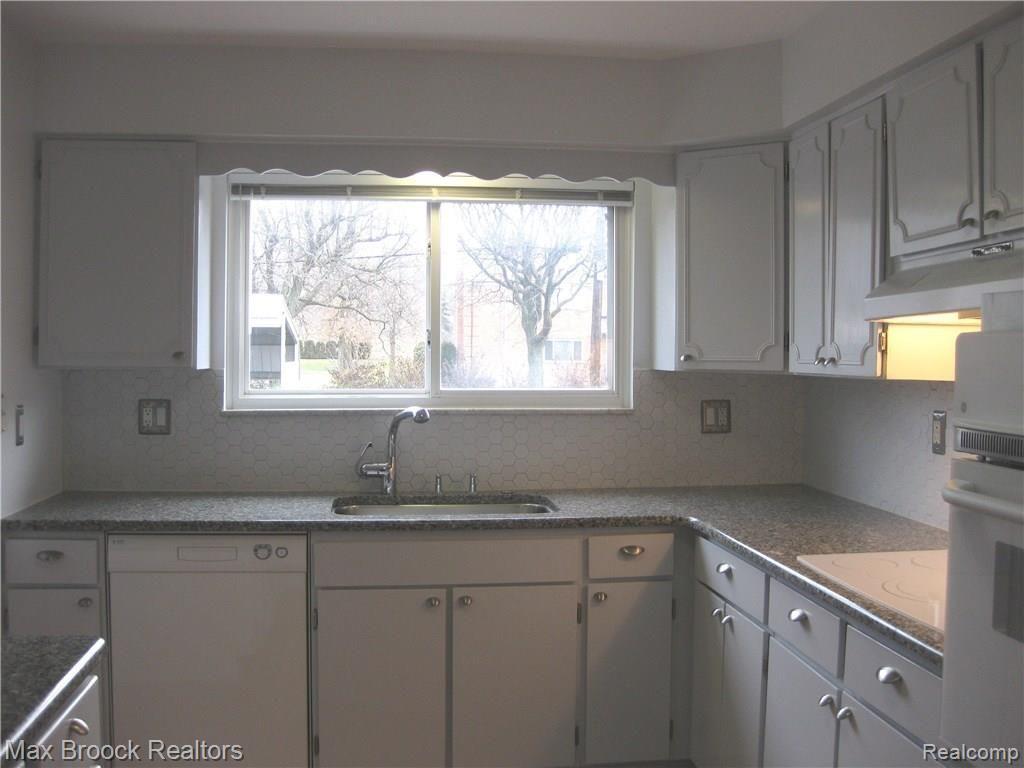 4113 Telegraph Road, Unit 122 Bloomfield Hills, MI 48302 - Photo 9 of 51 Granite Counters--Grohe Faucets