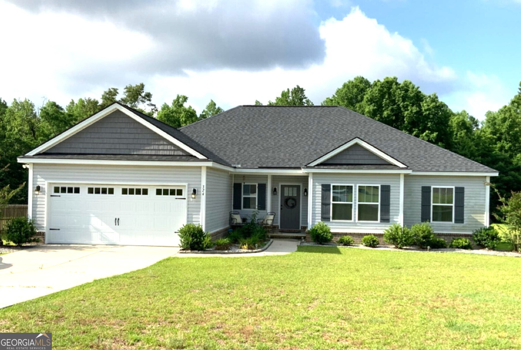 a view of a house with backyard and garden