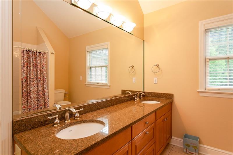 520 Farndale Road Pittsburgh, PA 15238 - Photo 16 of 21 Upper level full bath