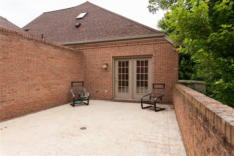 520 Farndale Road Pittsburgh, PA 15238 - Photo 9 of 21 Private outdoor living space open from kitchen