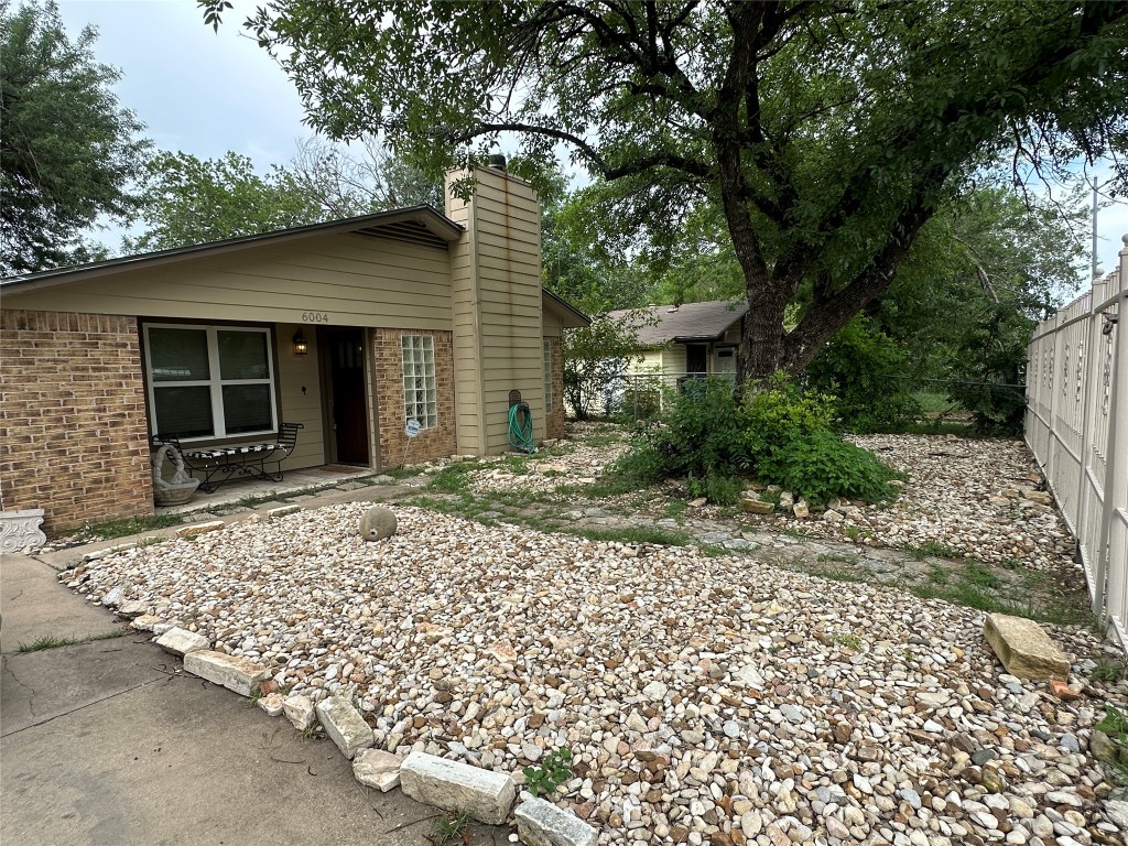 6004 Palm Circle Austin, TX 78741 - Photo 3 of 27 a backyard of a house with lots of green space