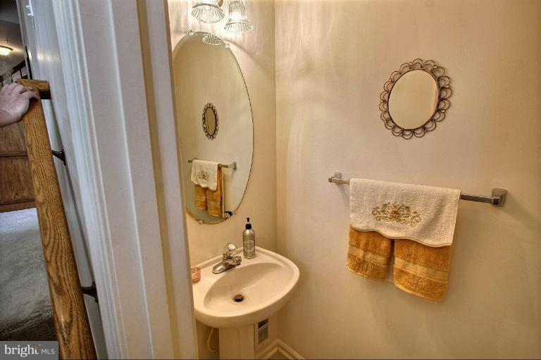 18202 Coachmans Road Germantown, MD 20874 - Photo 11 of 28 Powder room