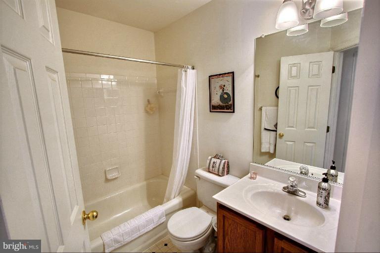 18202 Coachmans Road Germantown, MD 20874 - Photo 14 of 28 Second full hall bath