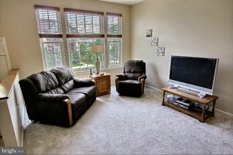 18202 Coachmans Road Germantown, MD 20874 - Photo 24 of 28 Living Room