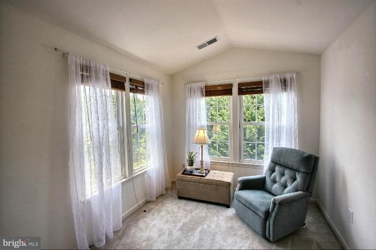 18202 Coachmans Road Germantown, MD 20874 - Photo 5 of 28 Owners' bedroom- sitting area