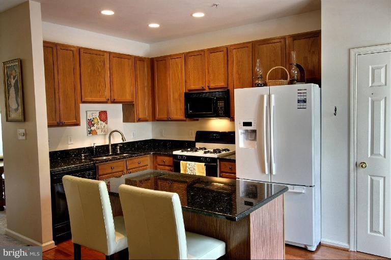 18202 Coachmans Road Germantown, MD 20874 - Photo 7 of 28 Kitchen