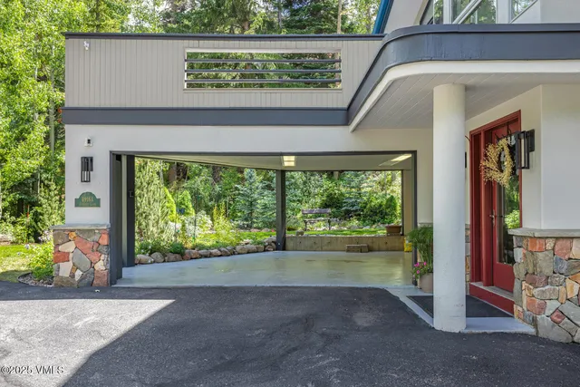a view of entryway with a garden