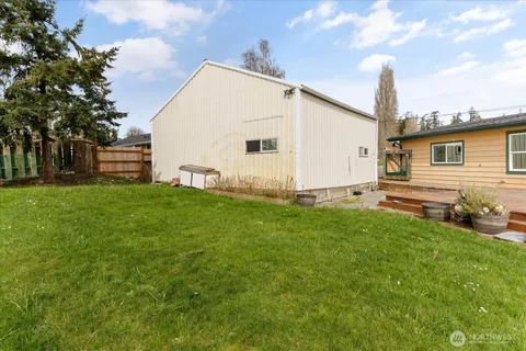 a view of a house with backyard