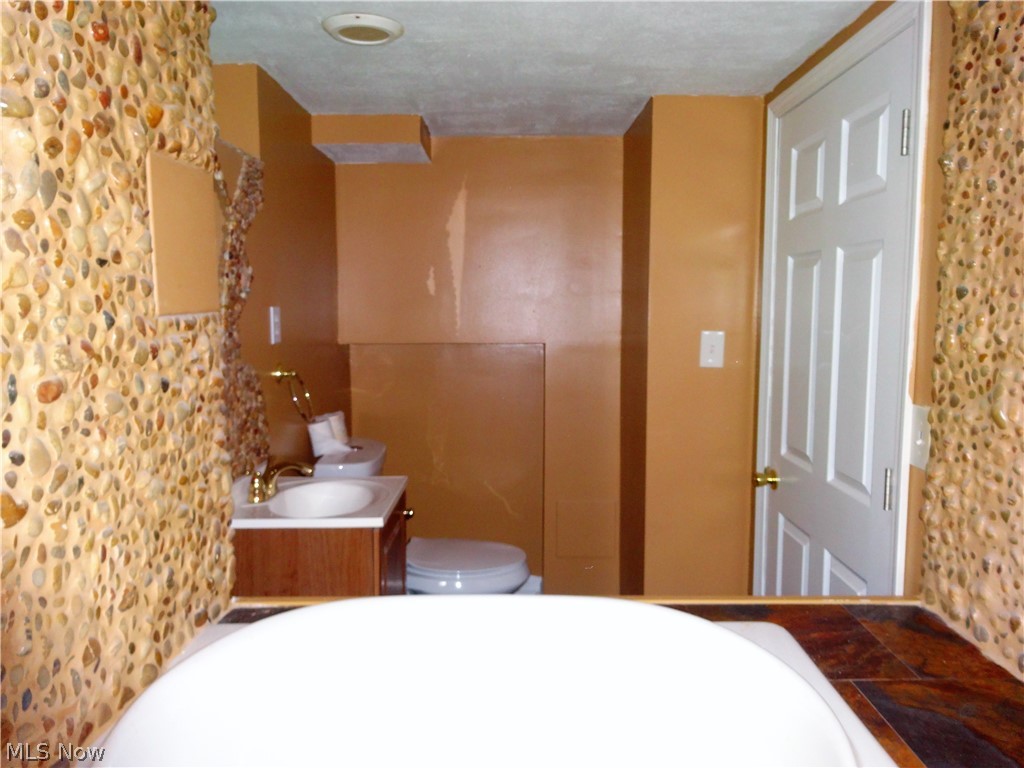 3940 West Sprague Road Parma, OH 44134 - Photo 20 of 34 Full bath in basement with jetted tub