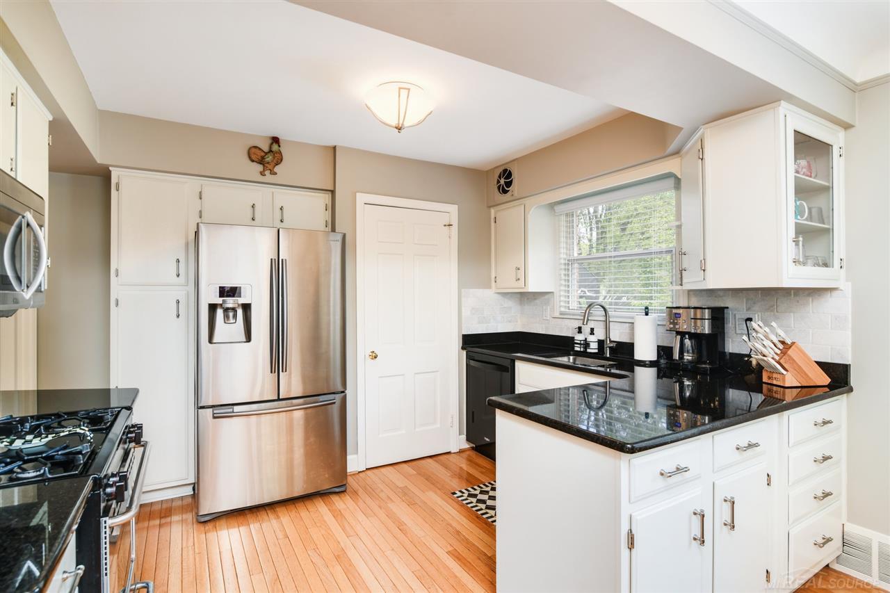 1684 Hawthorne Road Grosse Pointe Woods, MI 48236 - Photo 5 of 29