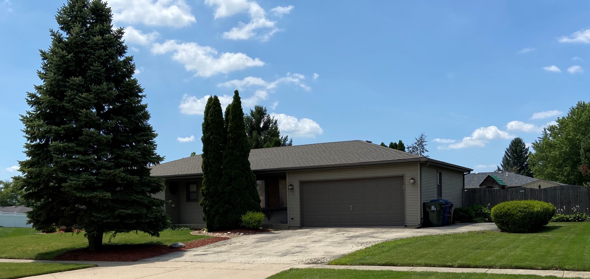 925 Knollside Road New Lenox, IL 60451 - Photo 2 of 32 a view of a house with a yard and a garden