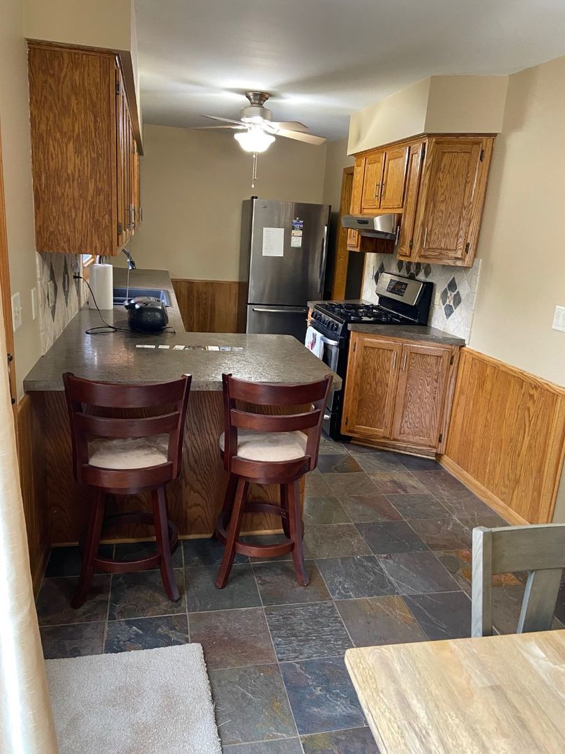 925 Knollside Road New Lenox, IL 60451 - Photo 12 of 32 a room with a table chairs and projector room