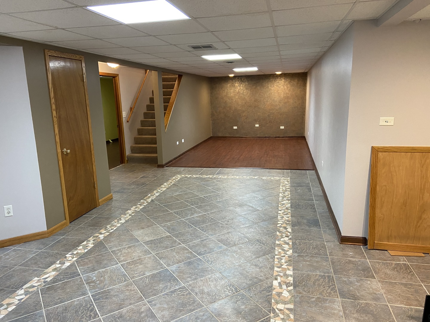 925 Knollside Road New Lenox, IL 60451 - Photo 19 of 32 a view of hallway with a glass door