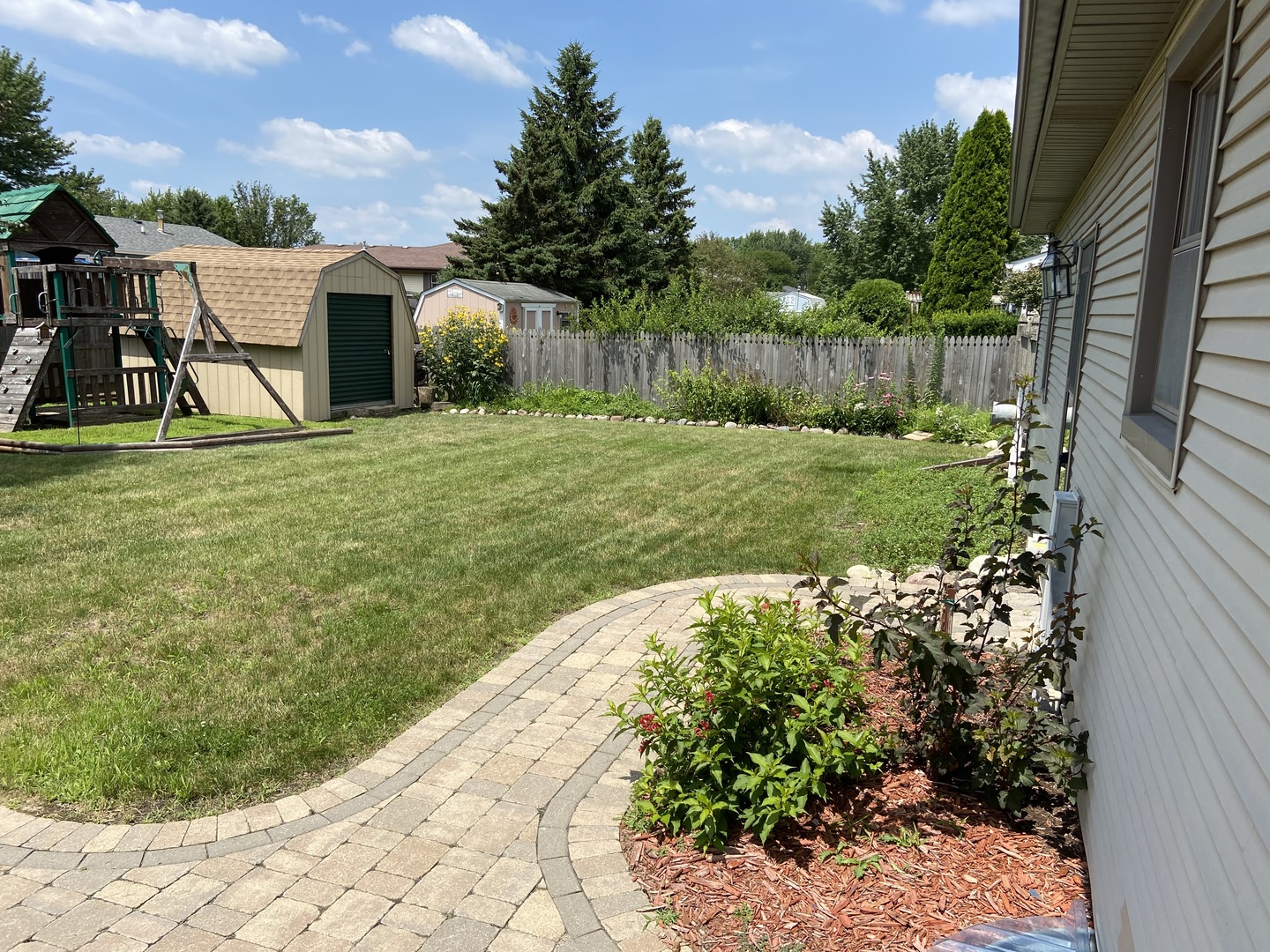925 Knollside Road New Lenox, IL 60451 - Photo 27 of 32 a view of a backyard with a garden and entertaining space
