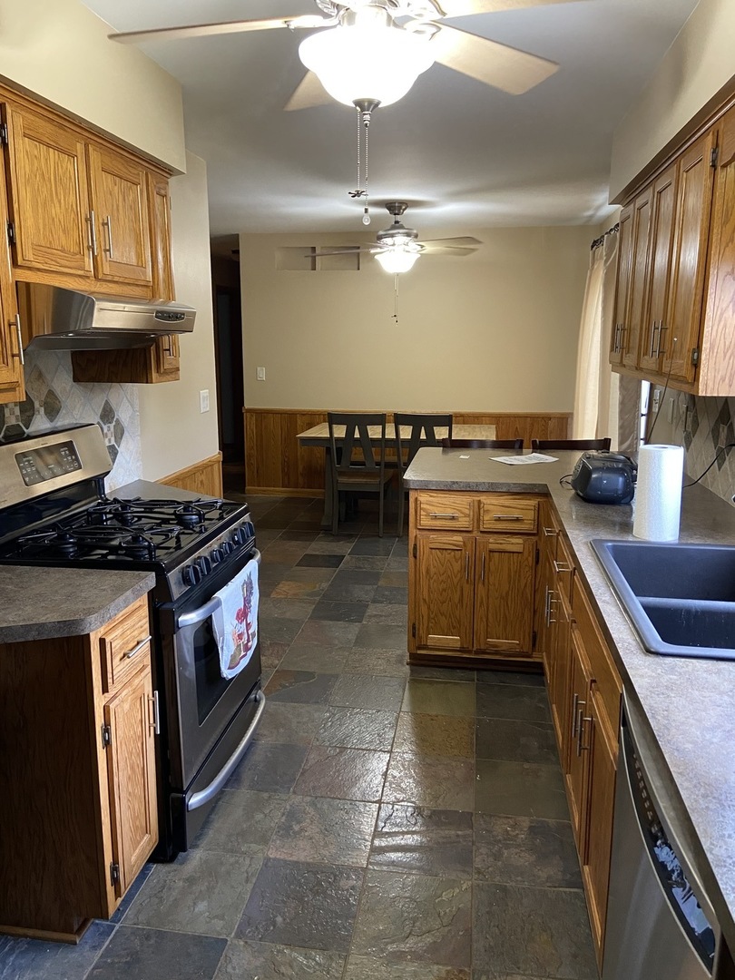 925 Knollside Road New Lenox, IL 60451 - Photo 10 of 32 a kitchen with a stove a sink and a refrigerator
