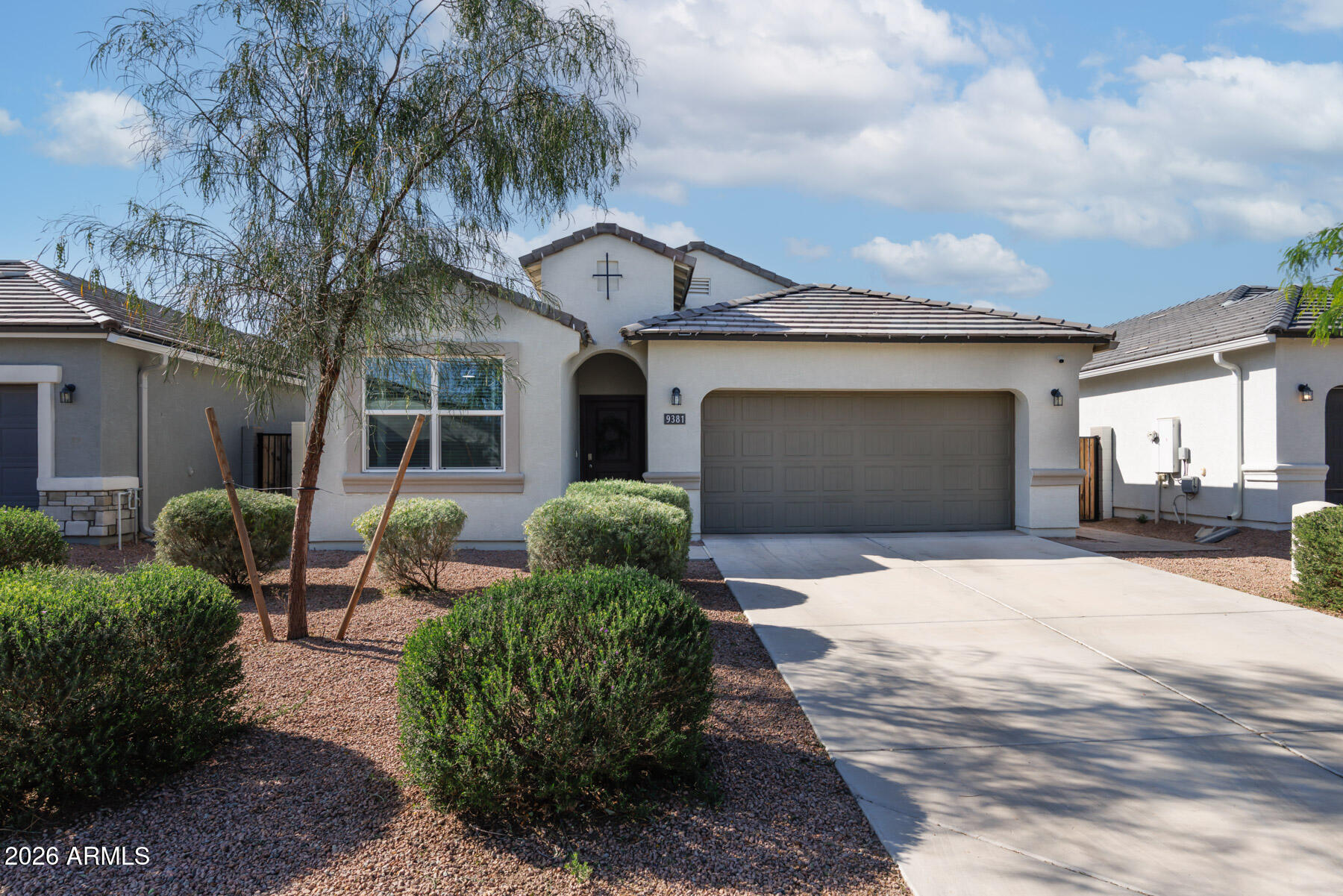 9381 Greenhouse Road Florence, AZ 85132 - Photo 5 of 35 a front view of a house with garden