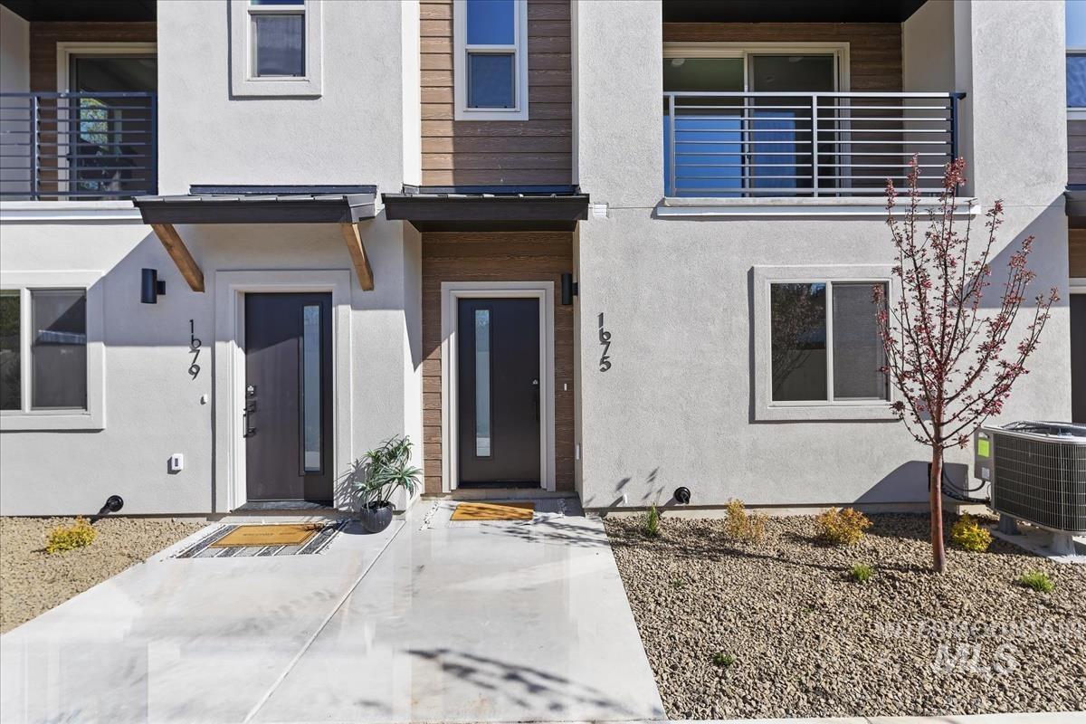 1725 South Rock View Lane, Unit 34 Boise, ID 83705 - Photo 29 of 31 Entrance to property with stucco siding