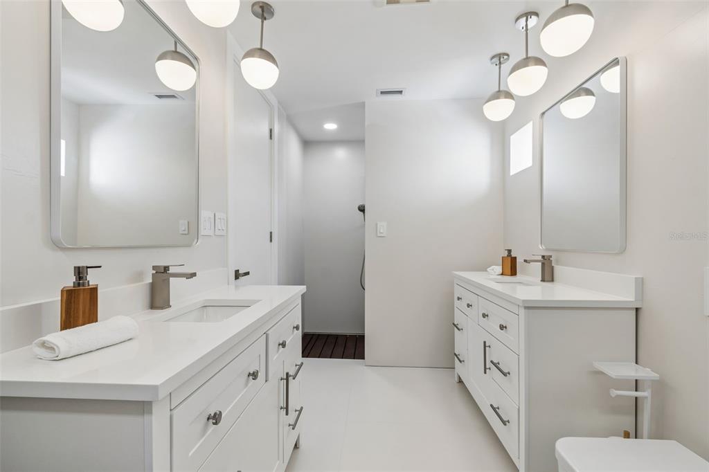 7647 Sanderling Road Sarasota, FL 34242 - Photo 21 of 70