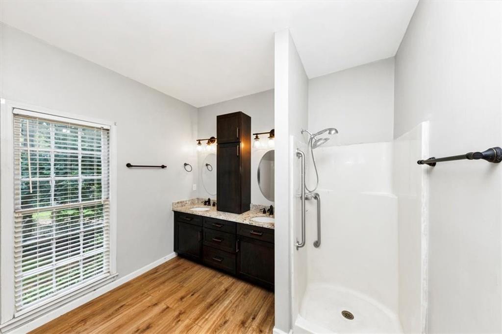 244 Freestone Lane Dallas, GA 30132 - Photo 18 of 26 a view of bathroom with a bathtub
