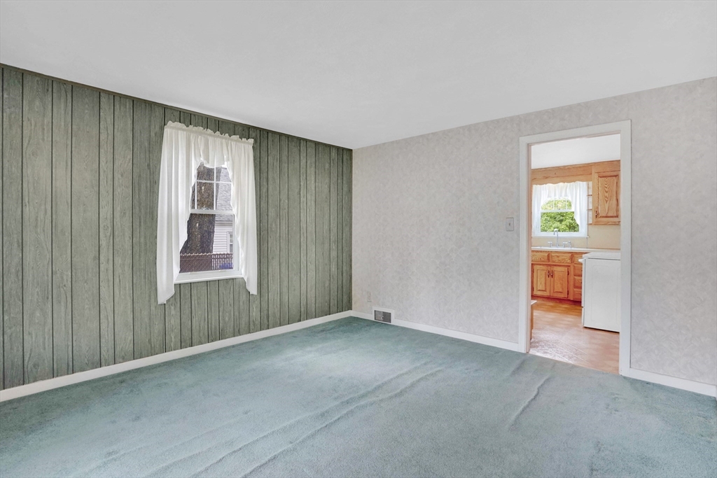 328 Hartwick Street Springfield, MA 01108 - Photo 7 of 37
