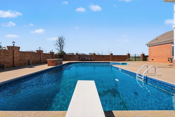 $1,100,000 | 2844 State Rte 52, Bethpage, TN 37022