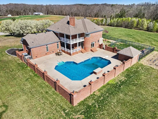 $1,100,000 | 2844 State Rte 52, Bethpage, TN 37022